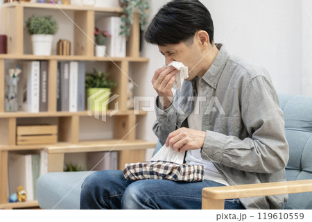 花粉症が辛い男性 花粉症 風邪 花粉症が辛い男性 花粉症 風邪 119610559