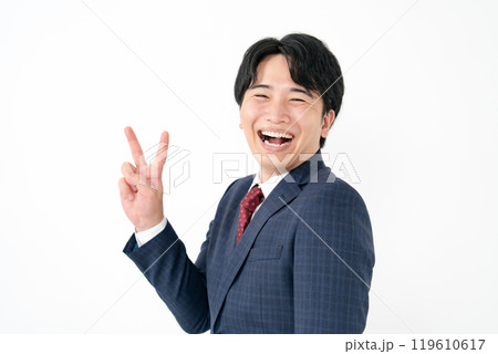 ビジネスマン 20代男性 ピース ビジネスマン 20代男性 ピース 119610617