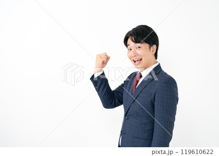 ビジネスマン　20代男性　ガッツポーズ 119610622