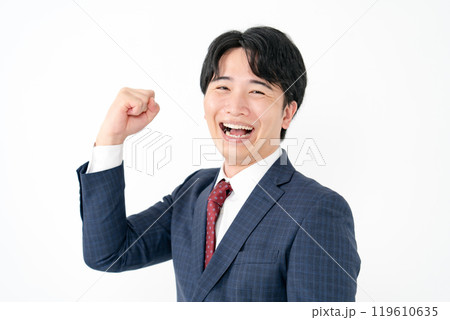 ビジネスマン　20代男性　ガッツポーズ 119610635