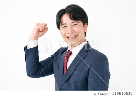 ビジネスマン　20代男性　ガッツポーズ 119610636