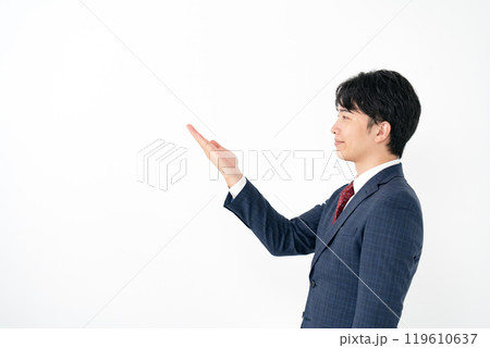 ビジネスマン　20代男性　手かざし 119610637