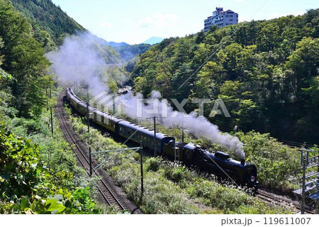 SLぐんまみなかみ号　旧形式客車を牽引し、名勝諏訪峡脇を快走 119611007