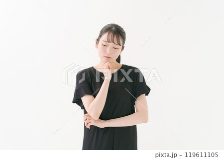 考える表情の若い女性 119611105