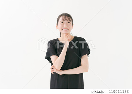 考えるポーズをする若い女性 考えるポーズをする若い女性 119611188