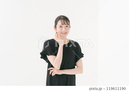 考えるポーズをする若い女性 考えるポーズをする若い女性 119611190