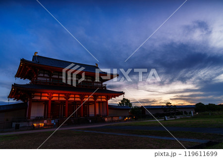 中秋の奈良平城京跡朱雀門周辺の夕景 ライトアップされた朱雀門と夕空① 中秋の奈良平城京跡朱雀門周辺の夕景 ライトアップされた朱雀門と夕空① 119611699