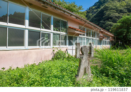 廃小学校の校舎の外観 廃小学校の校舎の外観 119611837