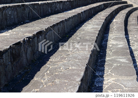 川の土手に作られた横長の階段 119611926