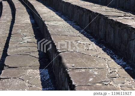 川の土手に作られた横長の階段 川の土手に作られた横長の階段 119611927