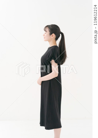 黒いワンピースを着た20代女性のポートレート 黒いワンピースを着た20代女性のポートレート 119612214