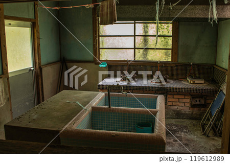 廃小学校の校舎内に残る給食室跡 119612989