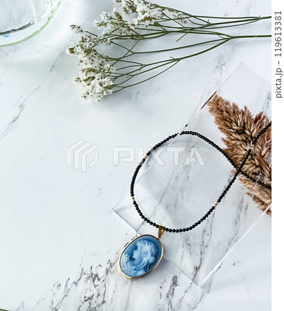 ドライフラワーとカメオのペンダント 119613381