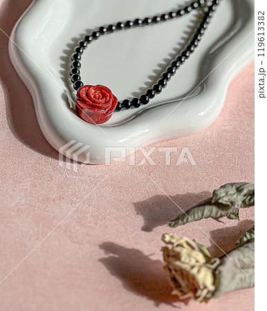 カラフル薔薇の細工の珊瑚のネックレス 119613382