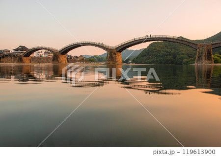 夕日に染まる錦帯橋 119613900
