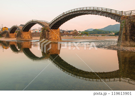 夕日に染まる錦帯橋 夕日に染まる錦帯橋 119613901