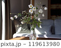 リビングテーブルの上　花瓶に生けた秋明菊 119613980
