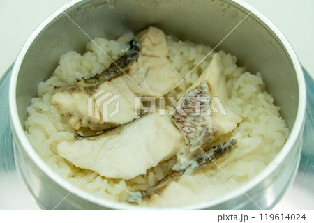 釜で炊いた鯛めし 119614024
