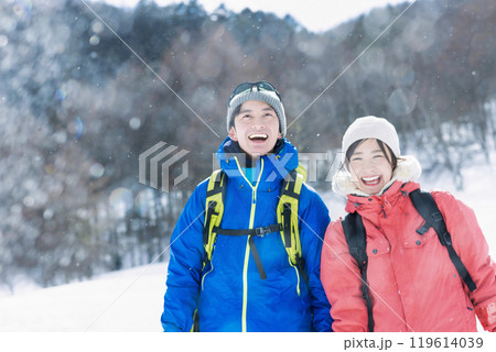 雪山を楽しむカップル 119614039