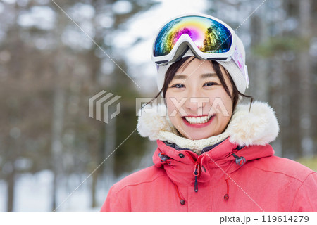 冬のレジャーを楽しむ女性 119614279