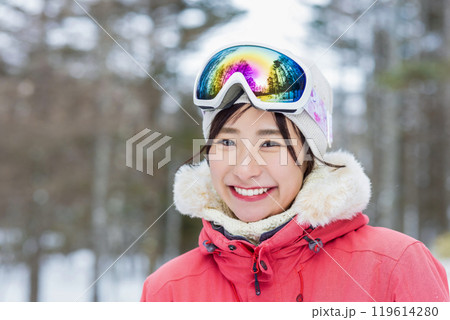 冬のレジャーを楽しむ女性 119614280
