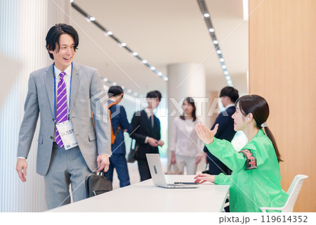 カンファレンスの受付スタッフと参加者 カンファレンスの受付スタッフと参加者 119614352