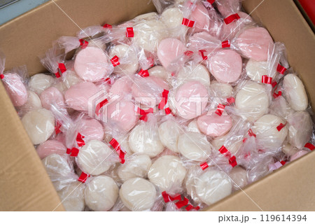 餅まき用に袋詰めされている紅白餅 餅まき用に袋詰めされている紅白餅 119614394