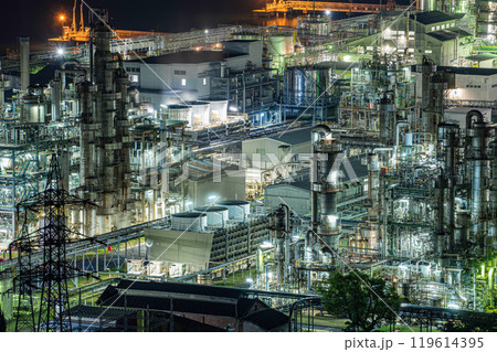 高台から望む大竹市の工場夜景 高台から望む大竹市の工場夜景 119614395