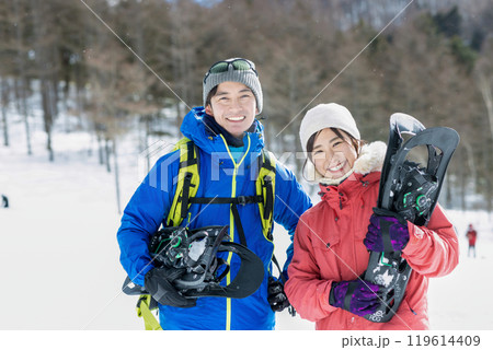 スノーシューを楽しむカップル スノーシューを楽しむカップル 119614409