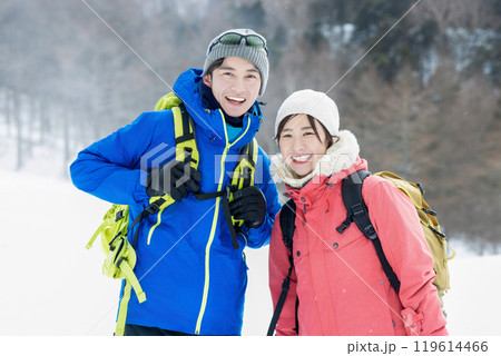 雪山を楽しむカップル 119614466