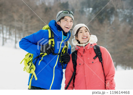 雪山を楽しむカップル 雪山を楽しむカップル 119614468