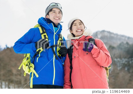 雪山を楽しむカップル 119614469