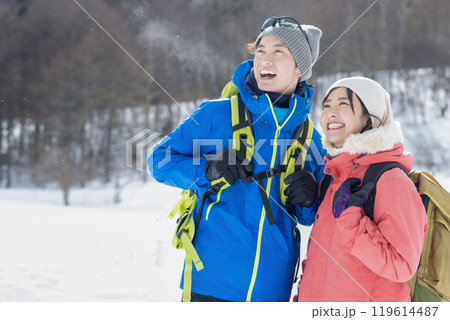 雪山を楽しむカップル 雪山を楽しむカップル 119614487