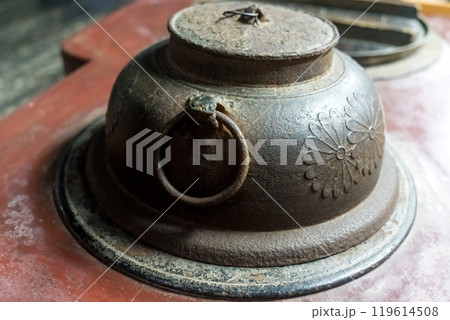 菊紋があしらわれた古くて大きな鉄釜 119614508