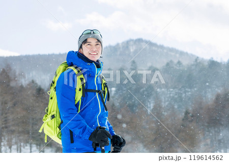 スノーシューを楽しむ男性 119614562