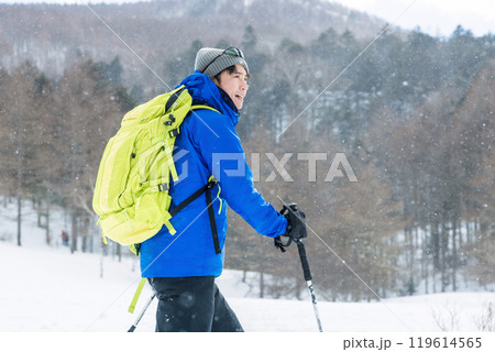 スノーシューを楽しむ男性 スノーシューを楽しむ男性 119614565