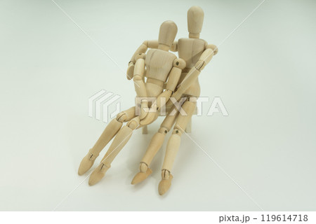 デッサン人形　ベンチで肩を組むカップル 119614718