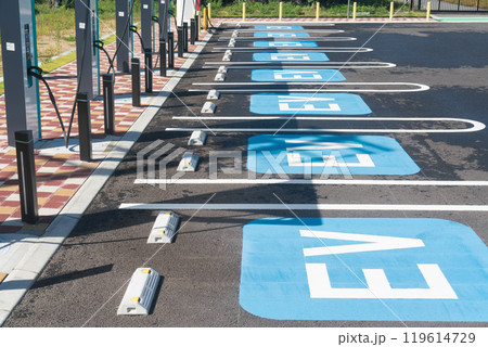 サービスエリアのEV充電設備 119614729