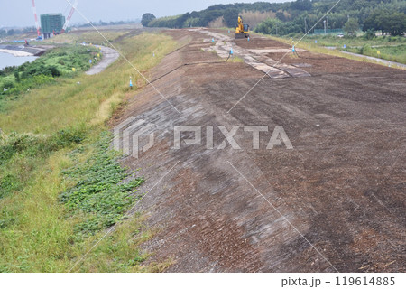 造成中の河川の堤防 119614885