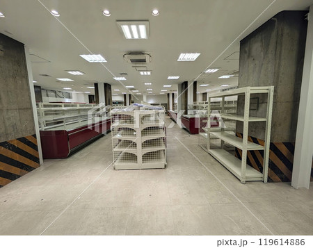 開業前のスーパーマーケット 119614886