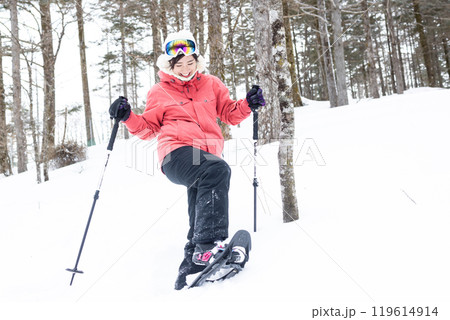 スノーシューを楽しむ女性 119614914