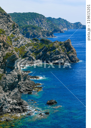 Sunny day on wild coast Porquerolles Island, Bluff and sea, France 119615201