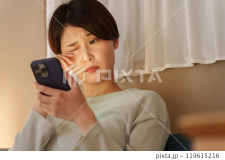 夜に目を擦る眠い女性 119615216