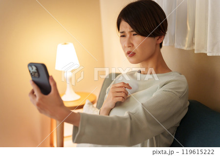 スマホ老眼の女性 119615222