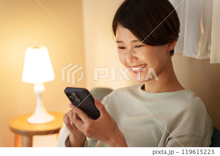 夜スマホを見る女性 夜スマホを見る女性 119615223