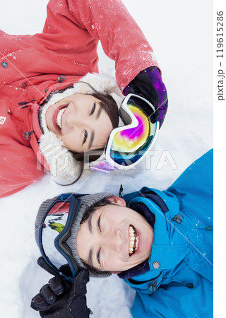 冬山を楽しむカップル 119615286
