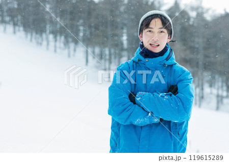 雪山に立つ男性 119615289