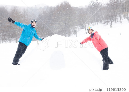 冬山を楽しむカップル 119615290
