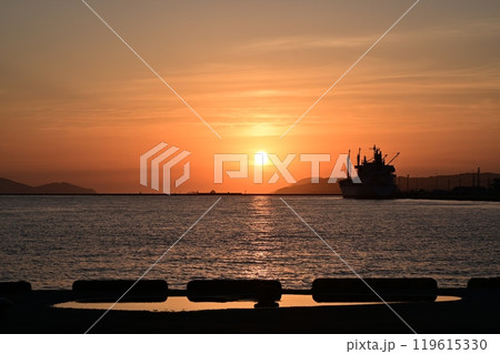 海に沈む夕日 119615330