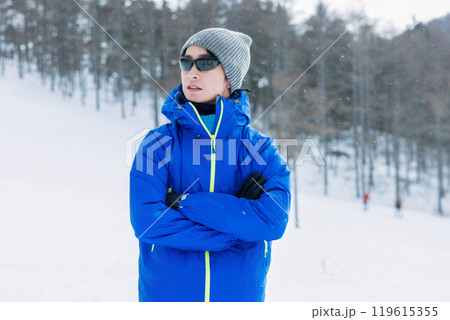 雪山を眺める男性 雪山を眺める男性 119615355